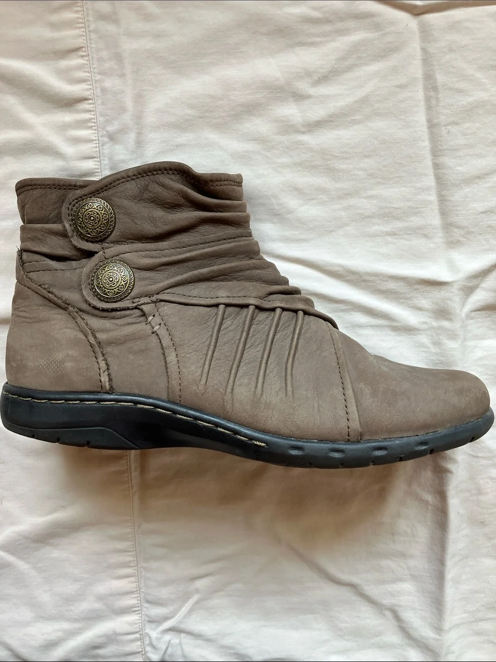 Cobb Hill Taupe Ruched Ankle Boots with Decorative Buttons size 7